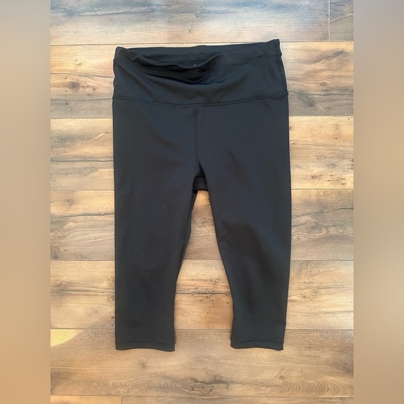 Athleta Accelerate Crop Black 3/4 Leggings - Size Medium - Picture 5 of 7